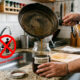 Não jogue fora o óleo de cozinha usado, você tem um tesouro em casa: duas maneiras de usá-lo