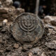 Medalhão raro de 1.300 anos com imagem da menorá é encontrado em Jerusalém