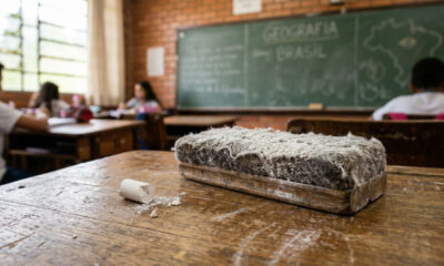 Lembranças da escola antiga mostram como o cheiro de giz fazia parte da rotina da sala