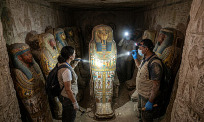 Arqueólogos descobrem 22 sarcófagos e papiros raros em necrópole próxima a Luxor