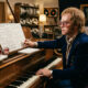 Frase de Elton John, pianista e cantor: “Você pode trabalhar o quanto quiser, mas há momentos em que tudo se resume a um palpite.”