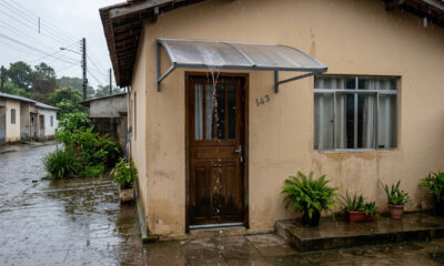 Como fazer cobertura para porta de entrada e evitar chuva direto na fechadura