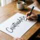 A psicologia afirma que pessoas que escrevem misturando letras minúsculas e maiúsculas demonstram uma grande necessidade de diferenciação