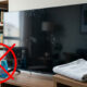 Nem lenços umedecidos, nem spray: a maneira correta de limpar a tela da TV sem arranhar