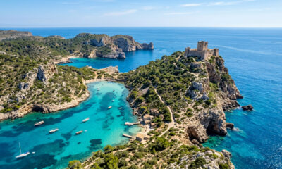 A ilha espanhola com acesso restrito a 300 visitantes : praias paradisíacas, águas cristalinas e um castelo medieval do século XIV
