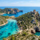 A ilha espanhola com acesso restrito a 300 visitantes : praias paradisíacas, águas cristalinas e um castelo medieval do século XIV