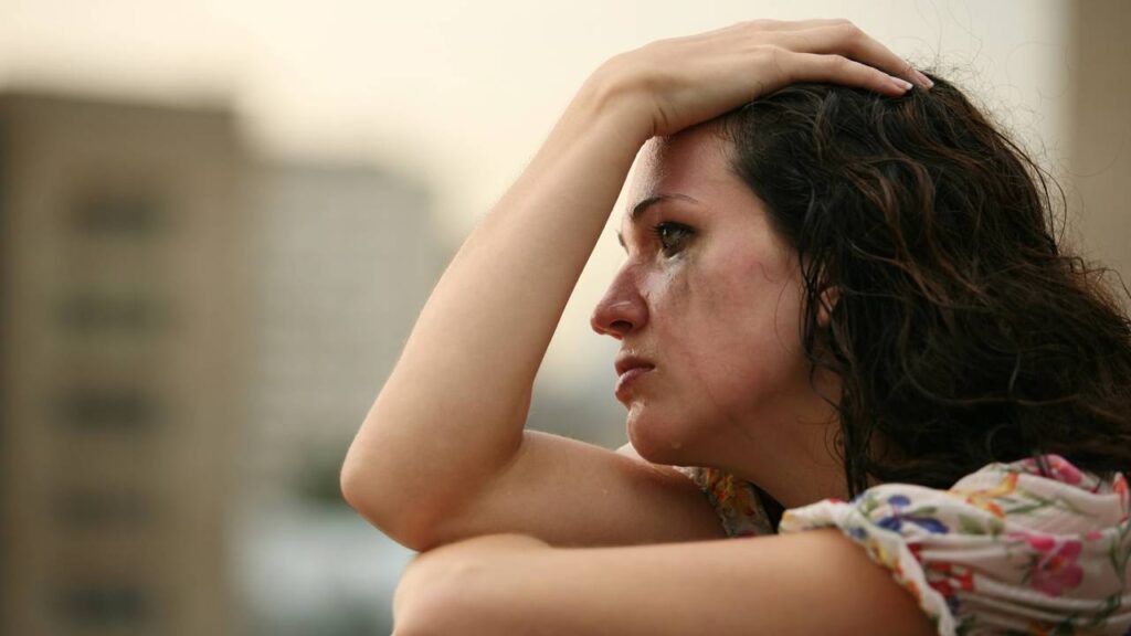 Os 4 signos que mais demoram para esquecer um ex, segundo a astrologia
