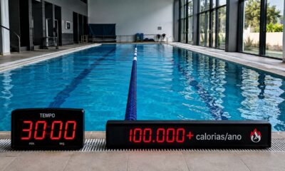 Piscina com raia única e cronômetro de 30 minutos destaca o potencial da natação para aumentar o gasto calórico anual.