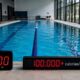 Piscina com raia única e cronômetro de 30 minutos destaca o potencial da natação para aumentar o gasto calórico anual.