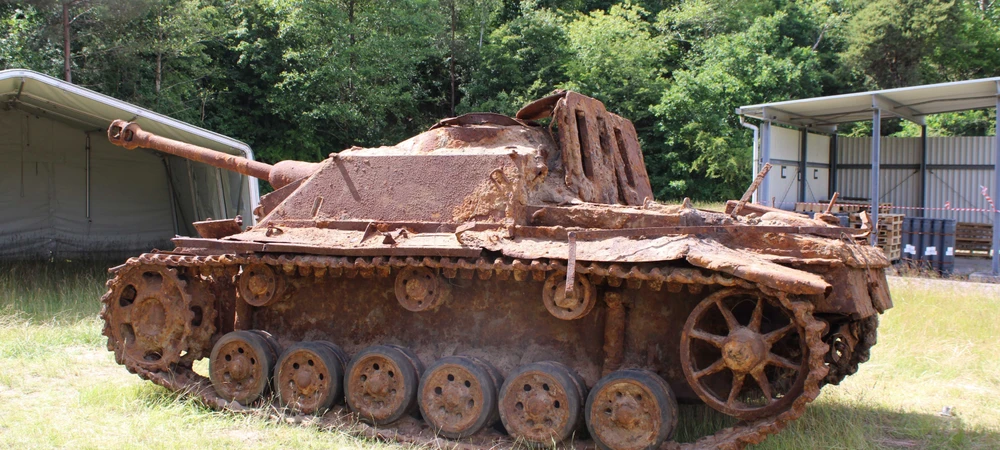 Trabalhadores encontram tanques de guerra na areia e revelam um capítulo esquecido da Segunda Guerra
