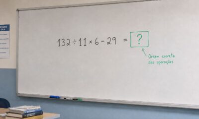Quadro branco em sala de aula com a expressão “132 ÷ 11 × 6 − 29 = ?” escrita em destaque, acompanhada da anotação “Ordem correta das operações” em verde.