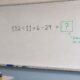 Quadro branco em sala de aula com a expressão “132 ÷ 11 × 6 − 29 = ?” escrita em destaque, acompanhada da anotação “Ordem correta das operações” em verde.