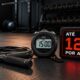Corda de pular e cronômetro de 15 minutos em ambiente de academia, destacando o potencial do exercício para contribuir com a perda de até 12 kg por ano.