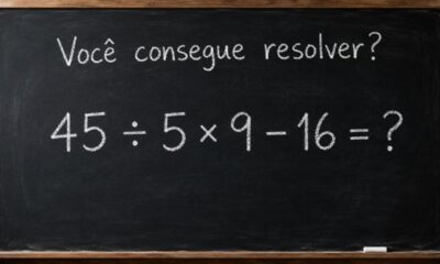 Lousa escura com escrita em giz branco mostrando o texto “Você consegue resolver?” e a expressão matemática “45 ÷ 5 × 9 − 16 = ?” em destaque.
