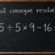 Lousa escura com escrita em giz branco mostrando o texto “Você consegue resolver?” e a expressão matemática “45 ÷ 5 × 9 − 16 = ?” em destaque.