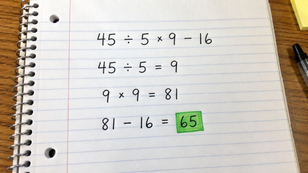 Folha de caderno em close com a expressão 45 ÷ 5 × 9 − 16 resolvida em etapas: 45 ÷ 5 = 9, 9 × 9 = 81 e 81 − 16 = 65, com o número 65 marcado em verde.