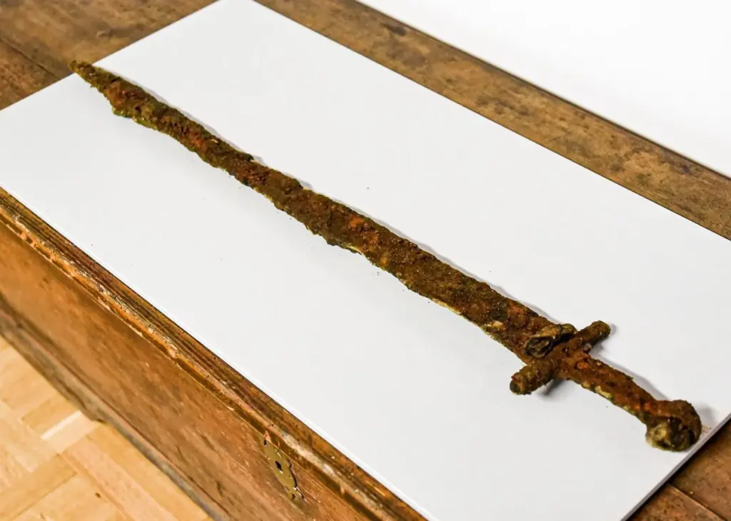 Pescador polonês encontra espada de cerca de 1.000 anos em excelente estado de conservação