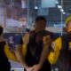 Dois agentes da Força Municipal escoltam um homem de costas, mãos para trás