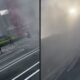 Duas imagens: pessoas em estacionamento com fumaça e prédio; fumaça densa com sol