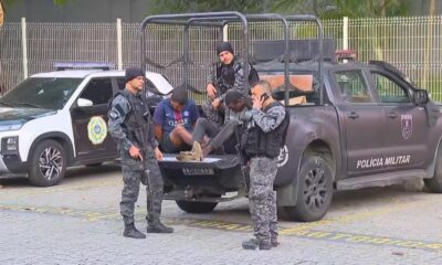 Policiais civis e militares com viaturas detêm dois homens algemados na caçamba da picape