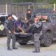 Policiais civis e militares com viaturas detêm dois homens algemados na caçamba da picape