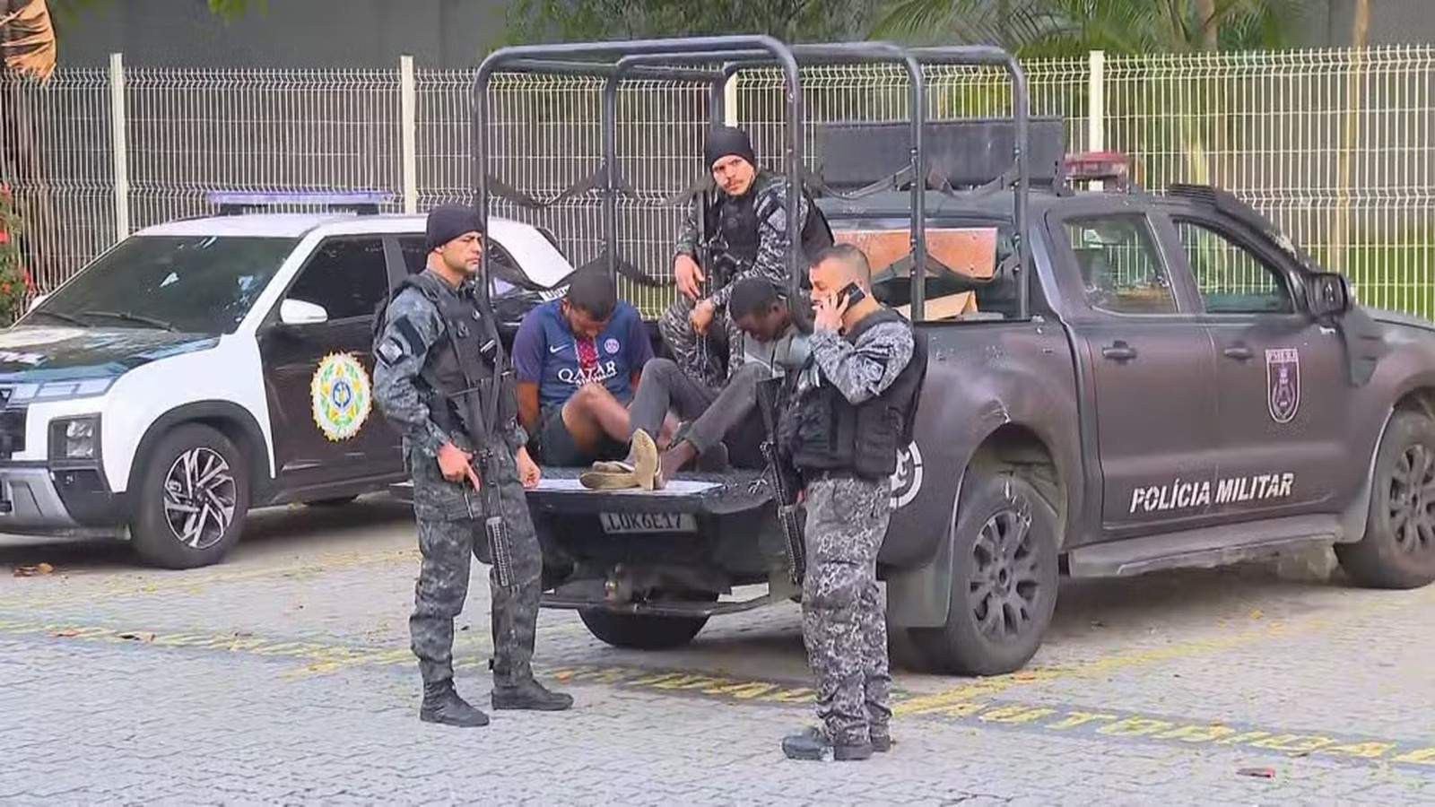 Policiais civis e militares com viaturas detêm dois homens algemados na caçamba da picape