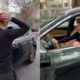 Juliano Floss, de boné xadrez, sorri de dentro de um SUV verde escuro