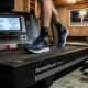 Quantas calorias uma pessoa de 80 kg pode gastar em uma hora de corrida leve?