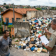 Morador acumula lixo até os telhados, é intimado, não age e a conta de R$ 10.000 em multa municipal mais R$ 25.000 em limpeza forçada chegam todos no mesmo envelope