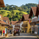 Não é a Europa: é a vila brasileira onde 60% de quem vive têm passaporte europeu e o schnitzel divide mesa com a Tirolerfest de 1934