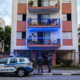 Morador instala fita de LED azul na varanda, é acusado de alterar a fachada do prédio e acumula R$ 20 mil em multas diárias