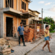 Namorados juntam R$ 150 mil para erguer casa no lote do pai do rapaz, relação acaba antes de casarem no papel e ela é expulsa sem direito a um tijolo da construção