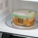 Pode colocar plástico no micro-ondas? O que dizem os especialistas em segurança alimentar