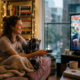 A psicologia sugere que pessoas que reassistem aos mesmos filmes nem sempre têm aversão ao novo, mas usam a previsibilidade do roteiro para acalmar a ansiedade cotidiana