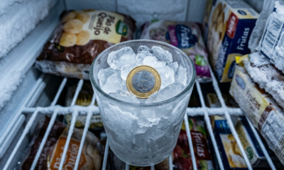 Colocar uma moeda sobre um copo de gelo no freezer: para que serve e o que acontece com os alimentos após uma queda de energia