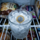 Colocar uma moeda sobre um copo de gelo no freezer: para que serve e o que acontece com os alimentos após uma queda de energia