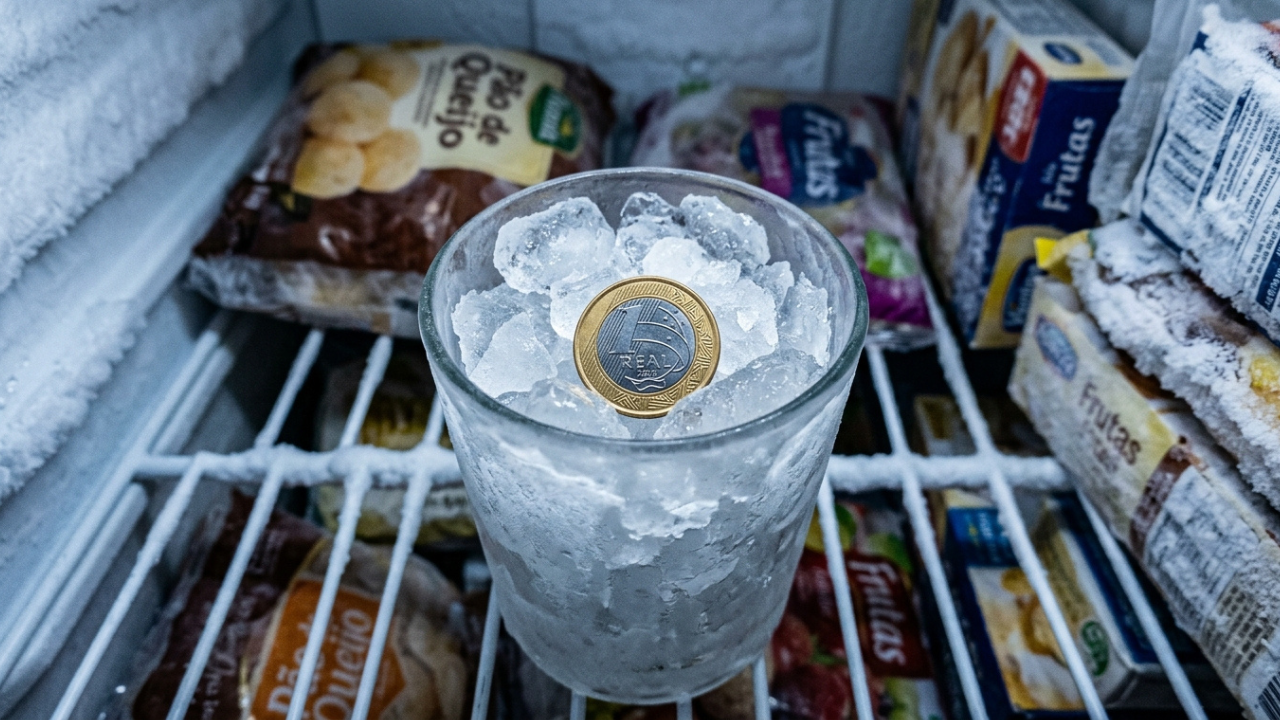 Colocar uma moeda sobre um copo de gelo no freezer: para que serve e o que acontece com os alimentos após uma queda de energia