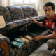 Cliente acha R$ 85 mil em notas dentro de sofá usado de R$ 200, devolve ao dono de 89 anos e ganha recompensa legal de R$ 4.250