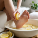 Melhor que muito creme caro? Lavar os pés com açúcar e limão, para que serve e quais as propriedades