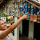 Aos 55 anos, mãe de 5 filhos cobre telhado de barraco com 300 latinhas recicladas reduzindo calor em 12°C, e é notificada por "poluição visual"