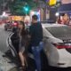 Agente da Polícia Civil coloca mulher em viatura policial à noite, com '12ª DP'