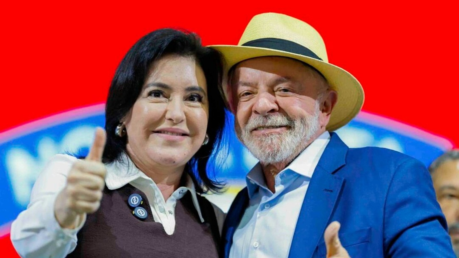 Lula de chapéu e Simone Tebet, ambos sorrindo e fazendo sinal de positivo