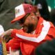Neymar Jr sorrindo, de boné e óculos, empilhando fichas de pôquer em uma mesa de jogo
