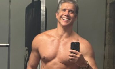 Márcio Garcia sorri, sem camisa, tira selfie no espelho, exibindo físico musculoso e cabelo grisalho.