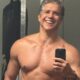 Márcio Garcia sorri, sem camisa, tira selfie no espelho, exibindo físico musculoso e cabelo grisalho.