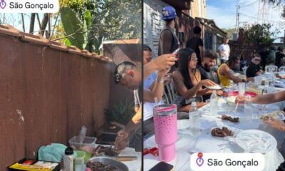 Pessoas em churrasco ao ar livre, com homem na grelha e convidados à mesa em São Gonçalo