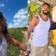 Jogador Matheus Cunha com mecânico Denílson sorrindo e em paisagem com céu azul e vegetação