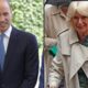 Príncipe William sorri de terno; Rainha Camilla sorri de trench coat sob guarda-chuva.