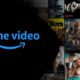 Logo azul 'prime video' em fundo preto, sobreposto a pôsteres de filmes e séries.