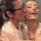 Michelle Yeoh beija a bochecha de Ariana Grande, que sorri com os olhos fechados